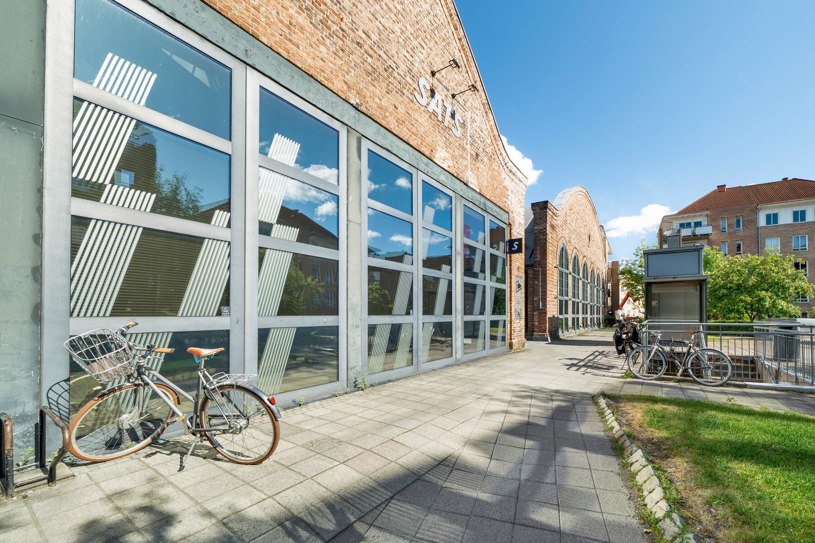 Av treningstilbud finner du SATS på Sagene og Myrens Sportssenter på Torshov. Hos Myrens har man tilgang til selve treningssenteret og Oslo Squash, men også til landets råeste klatresenter. Galleribilde