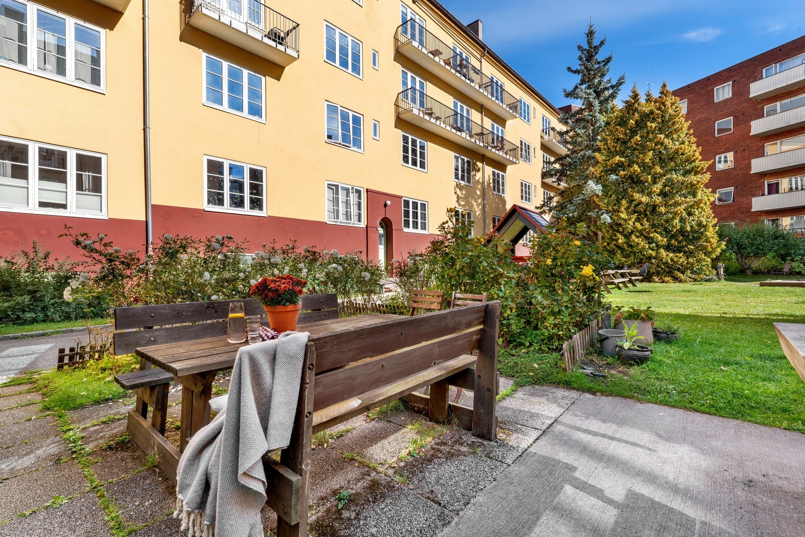 Det grønne gårdsrommet er et trivelig samlingspunkt for gårdens beboere, hvor det arrangeres ulike sosiale sammenkomster gjennom året. Galleribilde