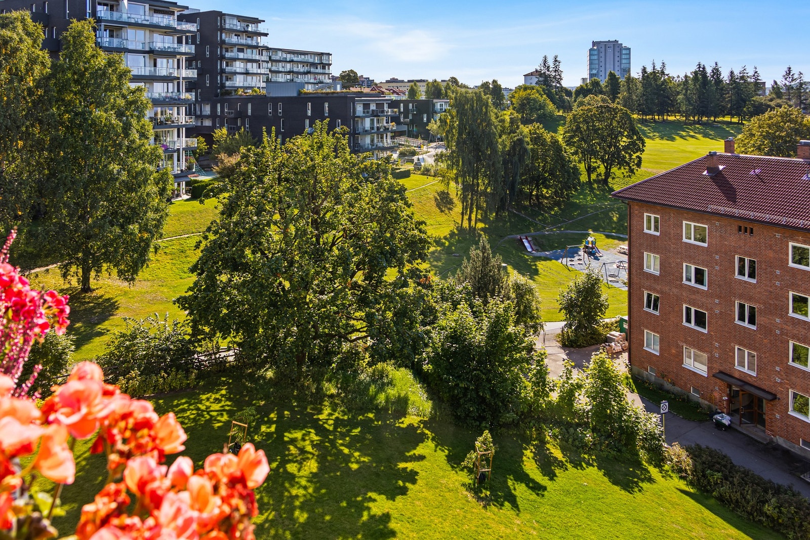 Borettslaget ligger omkranset i grønne omgivelser og parklignende fellesarealer Galleribilde
