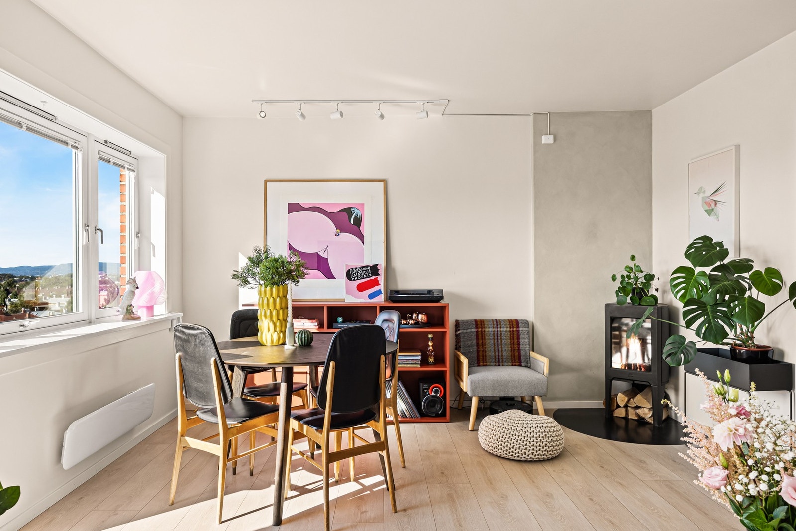 God plass til vennelaget foran peisen Galleribilde