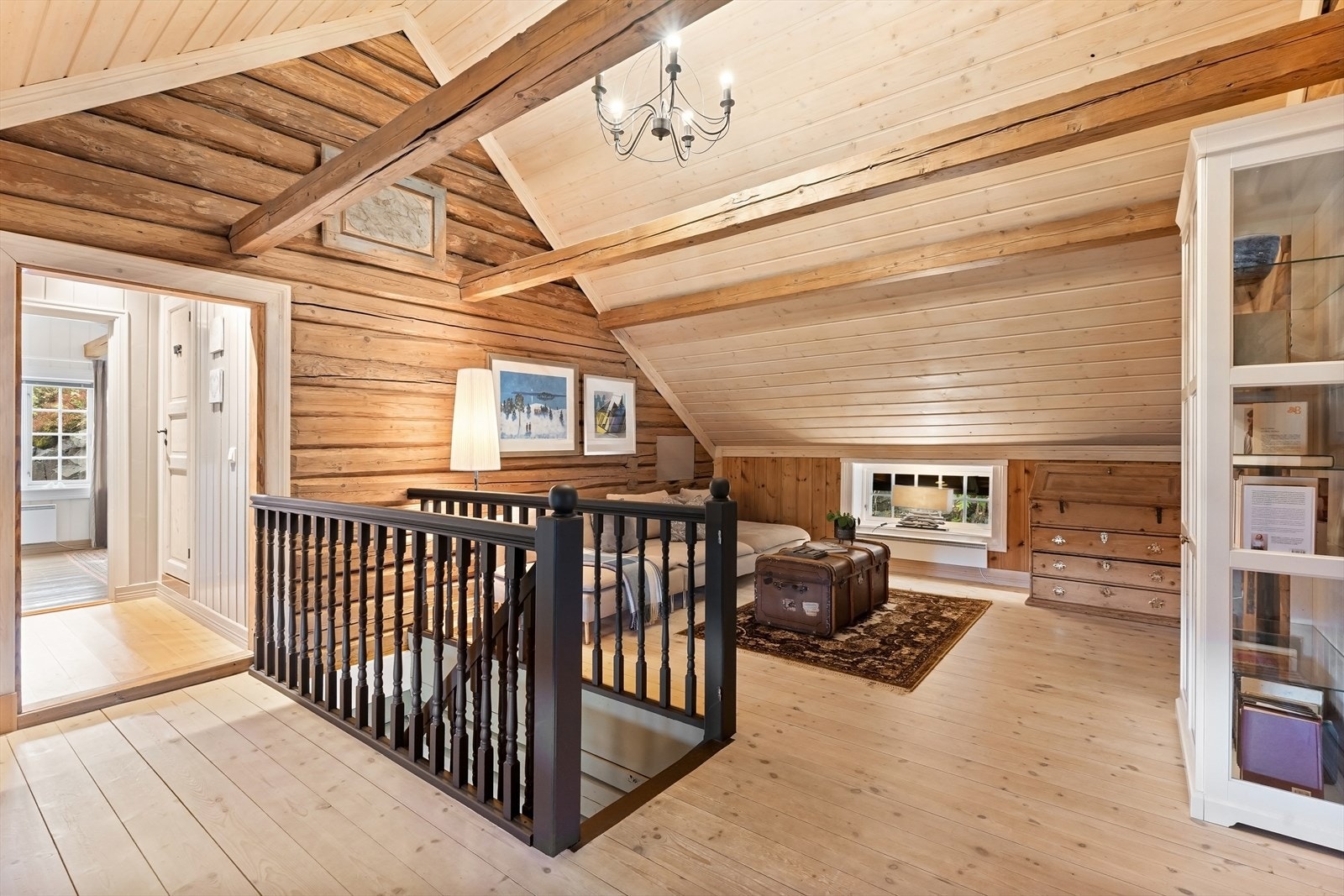 Romslig og sjarmerende loftstue med et tydelig særpreg og flere fine detaljer. Galleribilde