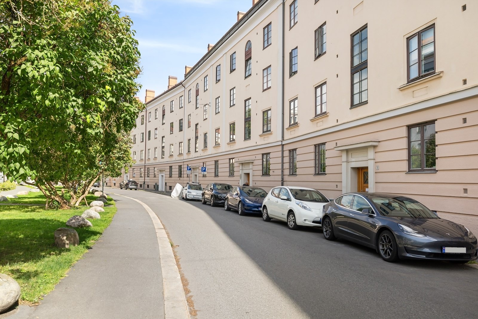 Her får du en perfekt kombinasjon av å bo i en trygg og stille gate og samtidig ha parken, barer, restauranter, butikker og kollektivtransport rett i nærheten. Galleribilde