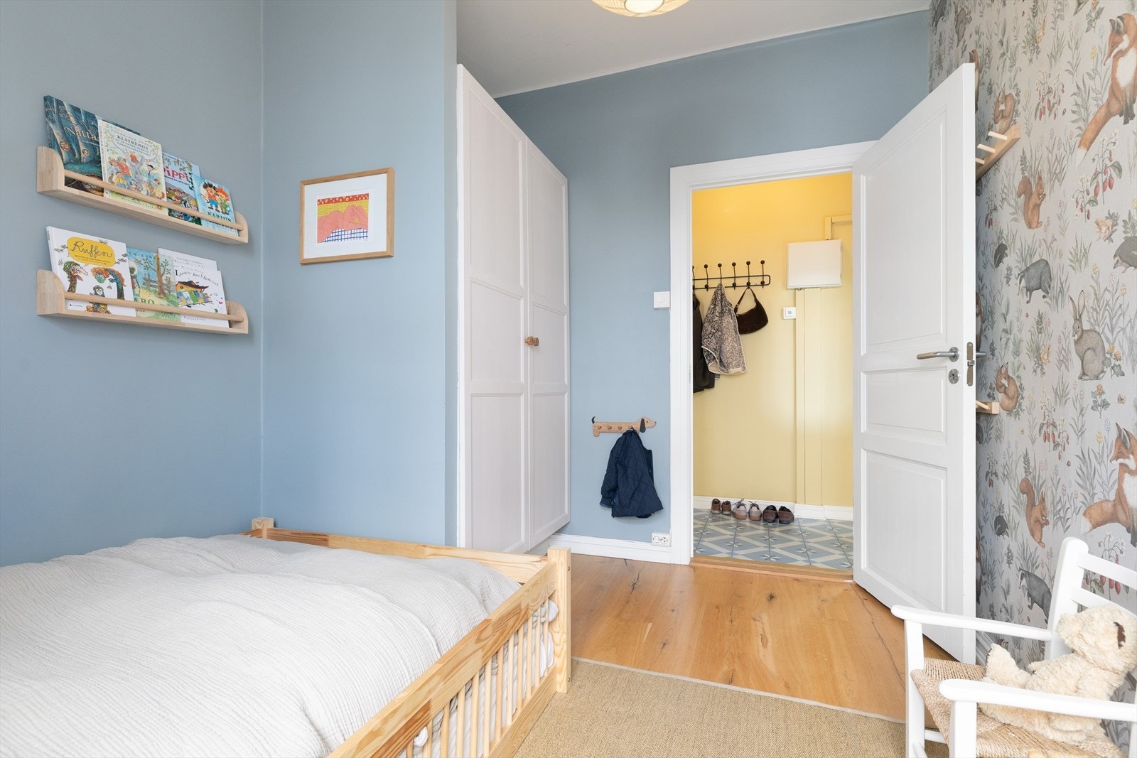 Her er det plass til seng, skrivepult og skap/kommode. Galleribilde