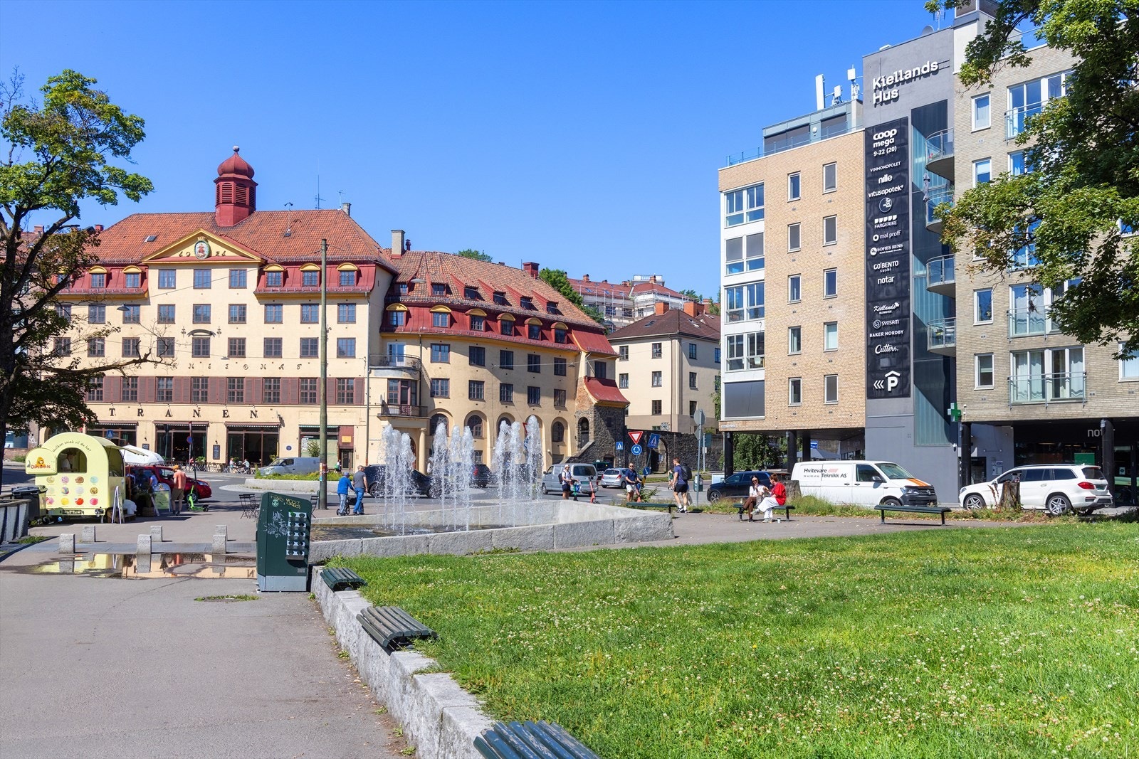 Områdebilde - Alexander Kiellands plass er et kollektivknutepunkt og har det meste du trenger (butikker, vinmonopol, treningssenter, restauranter og barer). Galleribilde