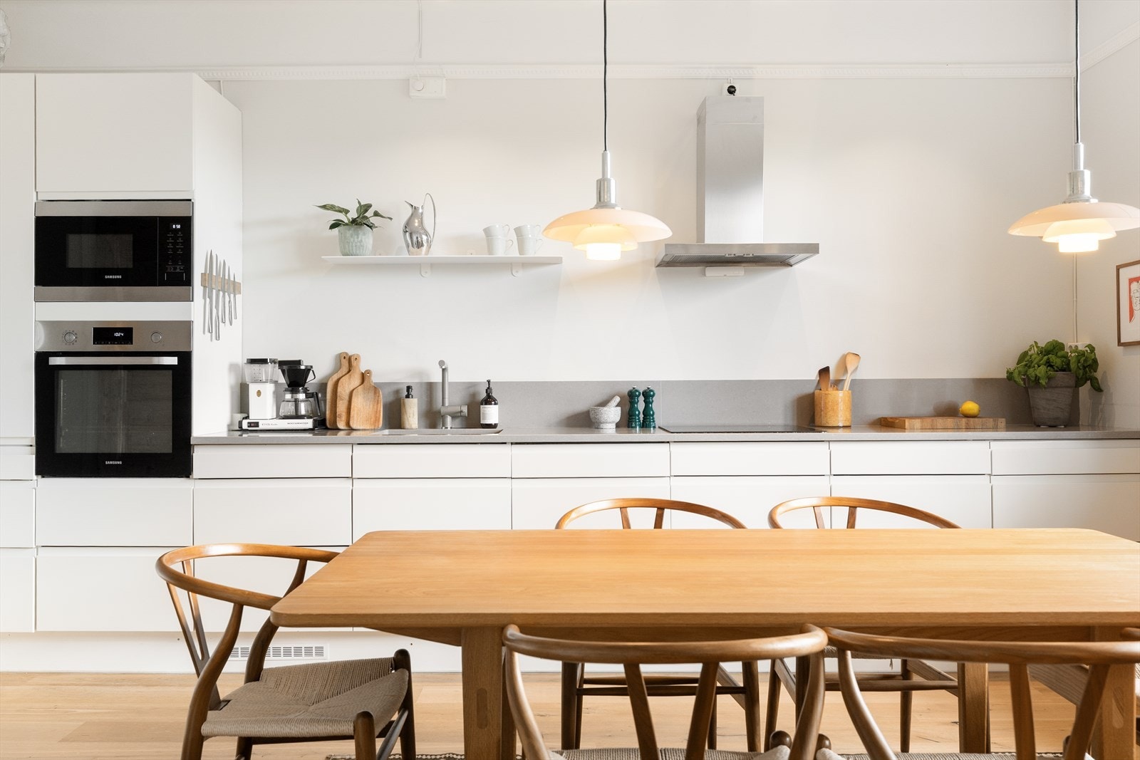 Det er integrert stekeovn, platetopp, oppvaskmaskin, kjøl/fryseskap og mikrobølgeovn. Galleribilde