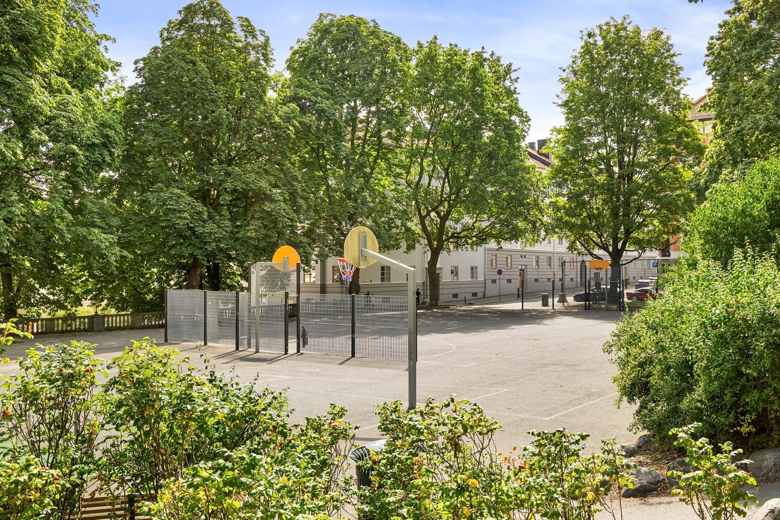 I nærområdet finnes flere lekeplasser, fotballbane og skøytebane om vinteren. Galleribilde