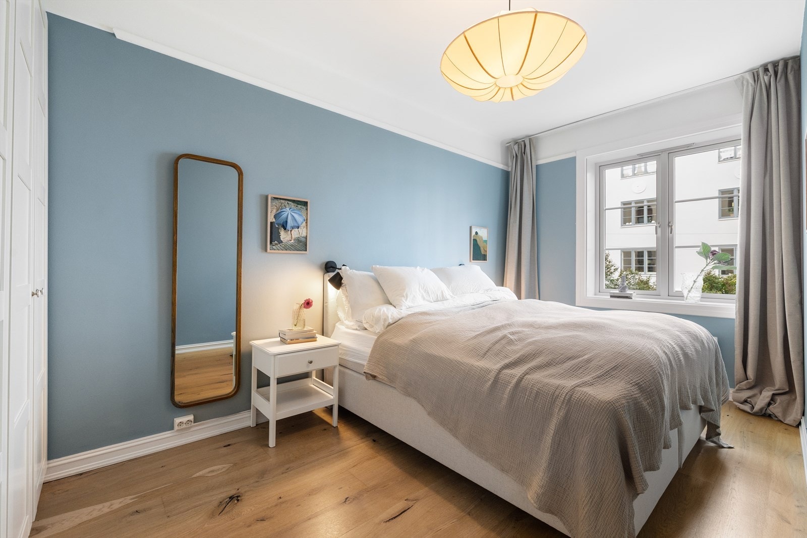 På hovedsoverommet er det god plass til dobbeltseng, nattbord og garderobeskap. Galleribilde