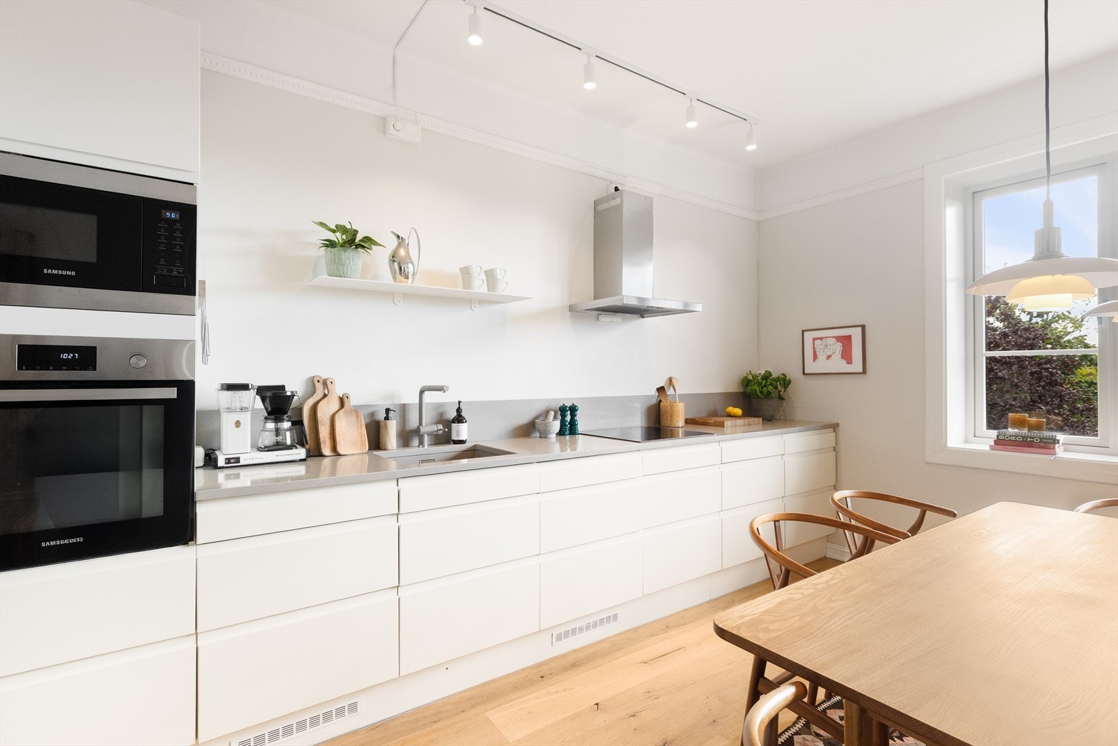 Eier har i senere tid oppgradert med ny benkeplate, armatur, oppvaskmaskin og vifte. Galleribilde