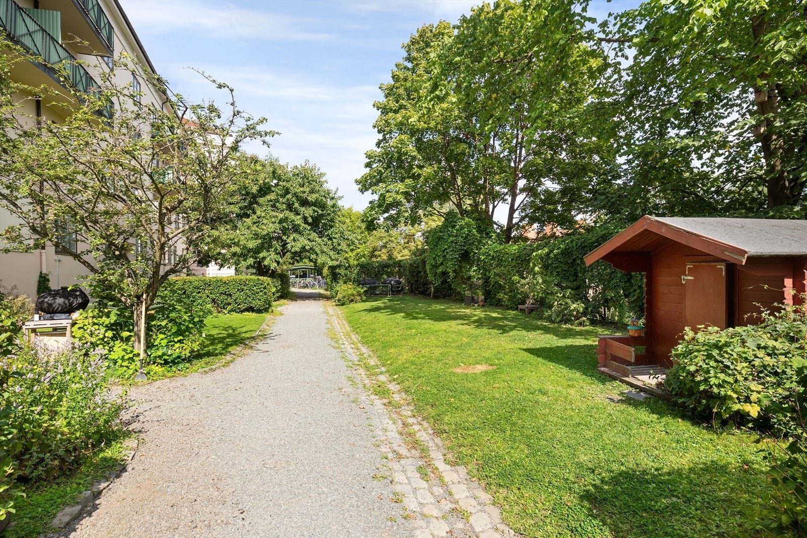 Borettslaget har nylig gjennomført rehabilitering og maling av fasade, vindusbeslag og takrenner i både øvre og nedre bakgård. Galleribilde