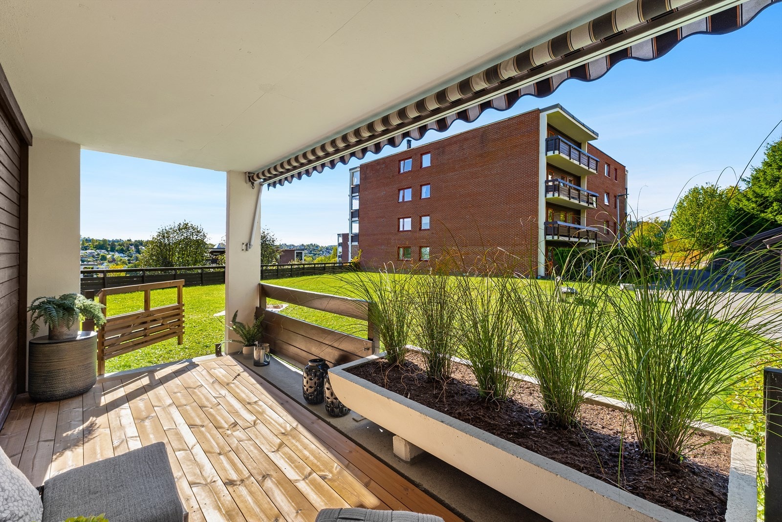 Solrik terrasse på 10 kvm med god plass til utemøbler og hyggelig utsyn. Terassegulv i Termofuru, meget vedlikeholdsvennlig, holdbart og vakkert Galleribilde