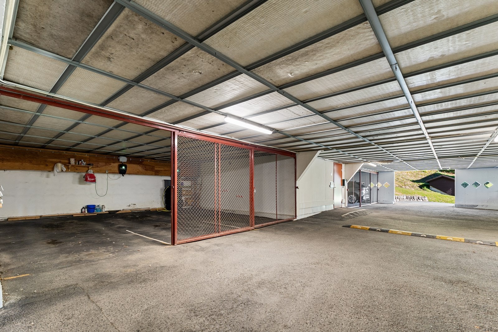 Garasjeplass i kjeller bak låst gitterport, kort vei fra dør inn til heis og trapp opp til leiligheten. I tillegg er det flere gjesteparkeringsplasser Galleribilde