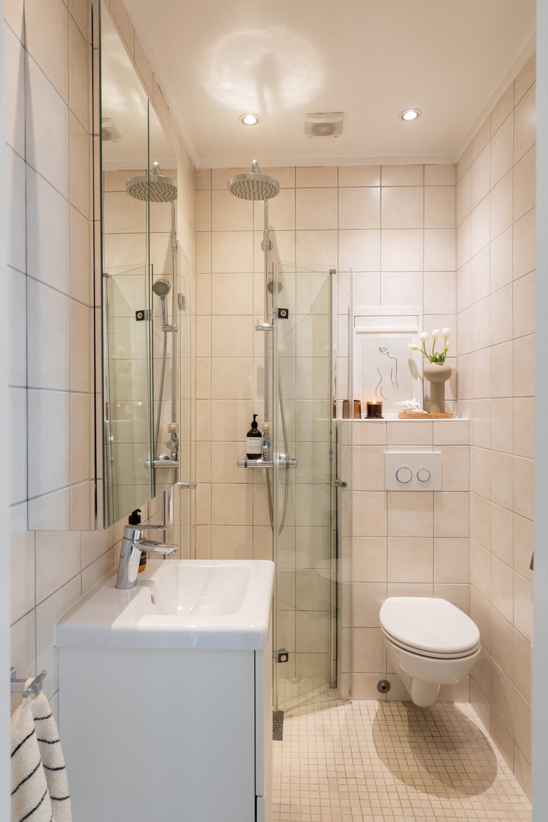 Baderom pusset opp i 2010 med flislagte vegger og gulv, malt himling med downlights, og elektriske varmekabler i gulv. Galleribilde