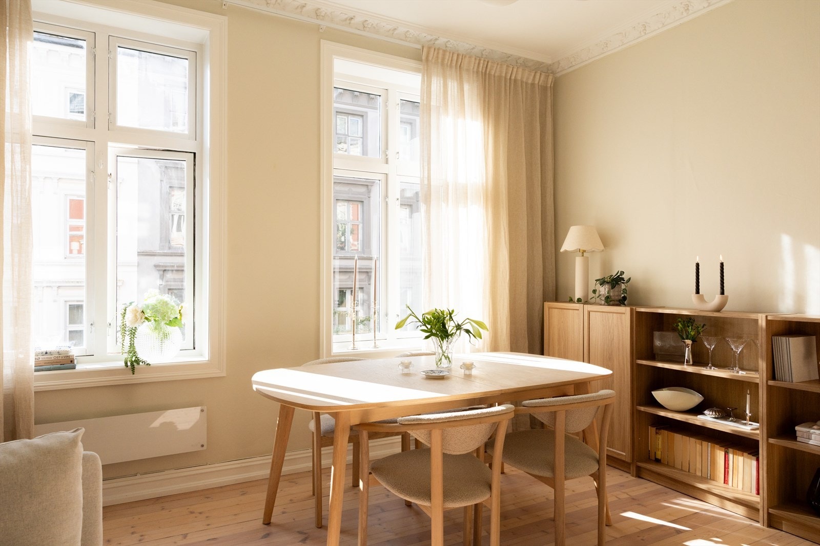 I stuen er det god plass til sofagruppe, mediemøbler og spisebord. Galleribilde