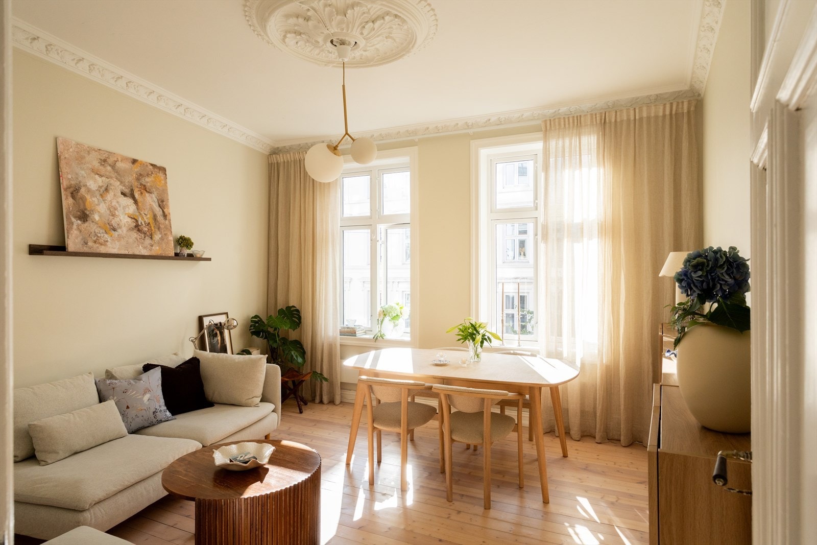 Leiligheten har en fantastisk stue av god størrelse og med fleksible møbleringsmuligheter. Galleribilde