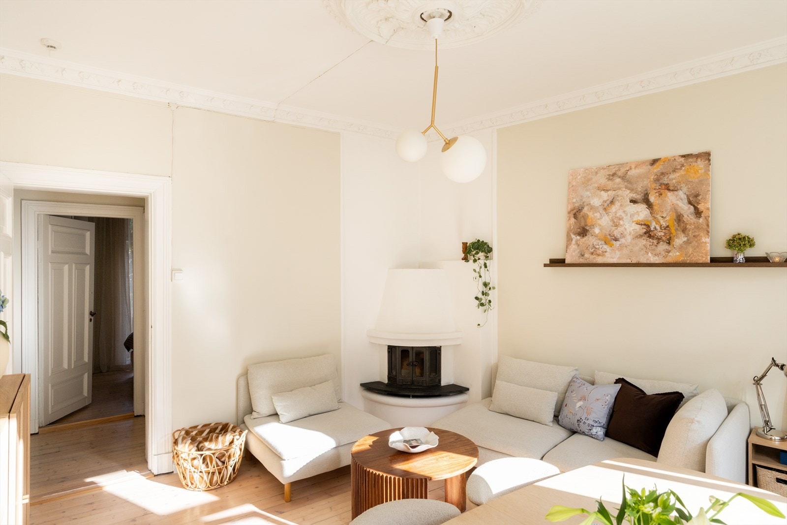 Leiligheten har svært god intern beliggenhet i en ærverdig bygård, og ligger vendt mot en frodig bakgård og rolig gårdsplass. Galleribilde