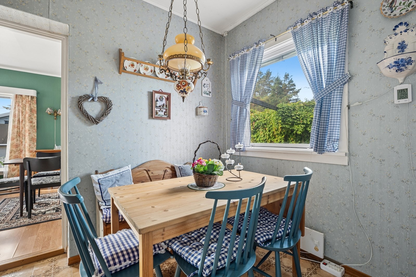 Kjøkkenet har rom for et frokostbord, perfekt for dagens første kaffekopp! Galleribilde