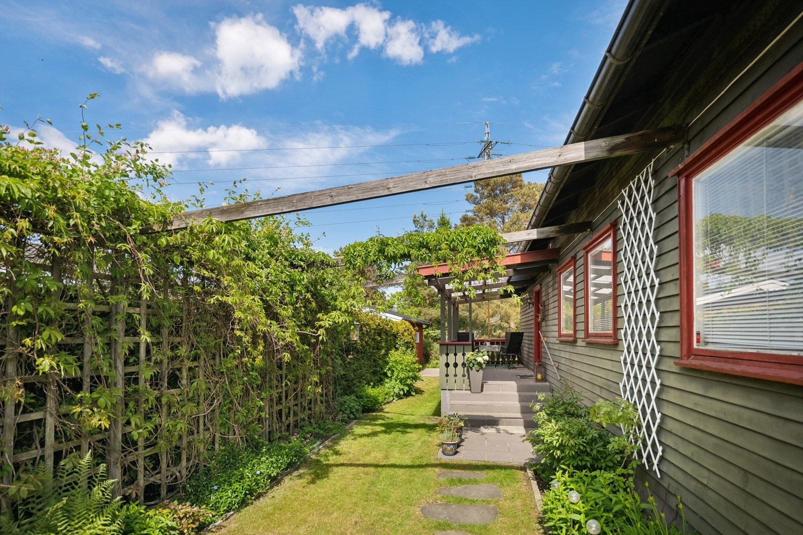 Fra gårdsplassen leder en liten steinsti deg frem til inngangspartiet. Galleribilde