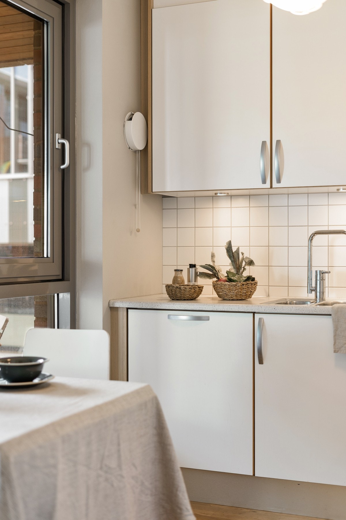 Det er integrert komfyr, kjøl/fryseskap, oppvaskmaskin og platetopp, som medfølger handelen. Galleribilde