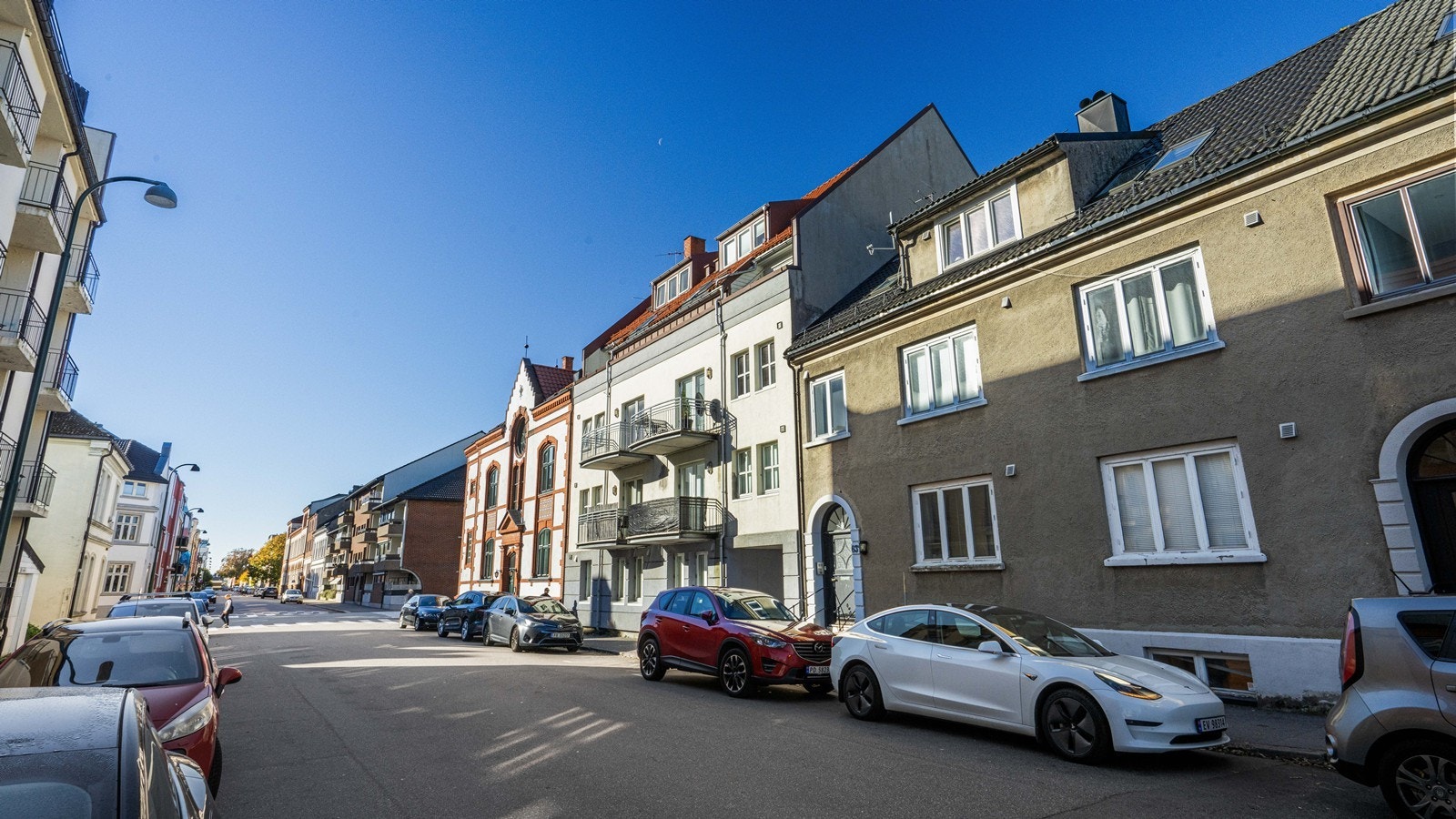 Leiligheten ligger i en gate med sjarmerende bebyggelse. Galleribilde