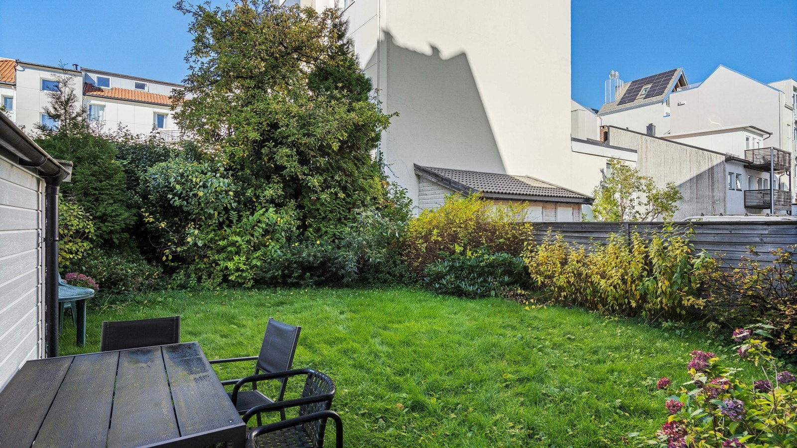Sameiet har en felles bakhage som gir deg ekstra uteareal. Her kan man nyte lange sommerdager. Galleribilde
