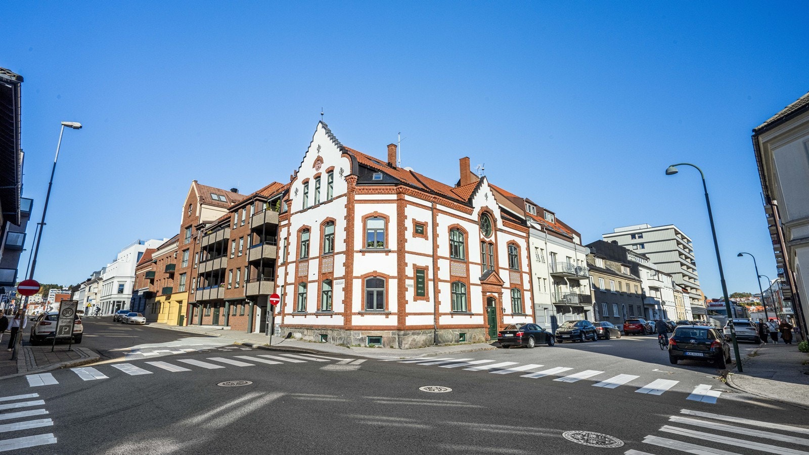 Leiligheten ligger i en gate med sjarmerende bebyggelse. Foto: Fokus foto Galleribilde