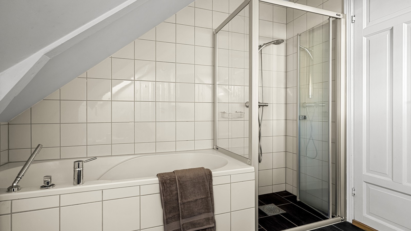 Badet har både badekar og dusjnisje. Galleribilde