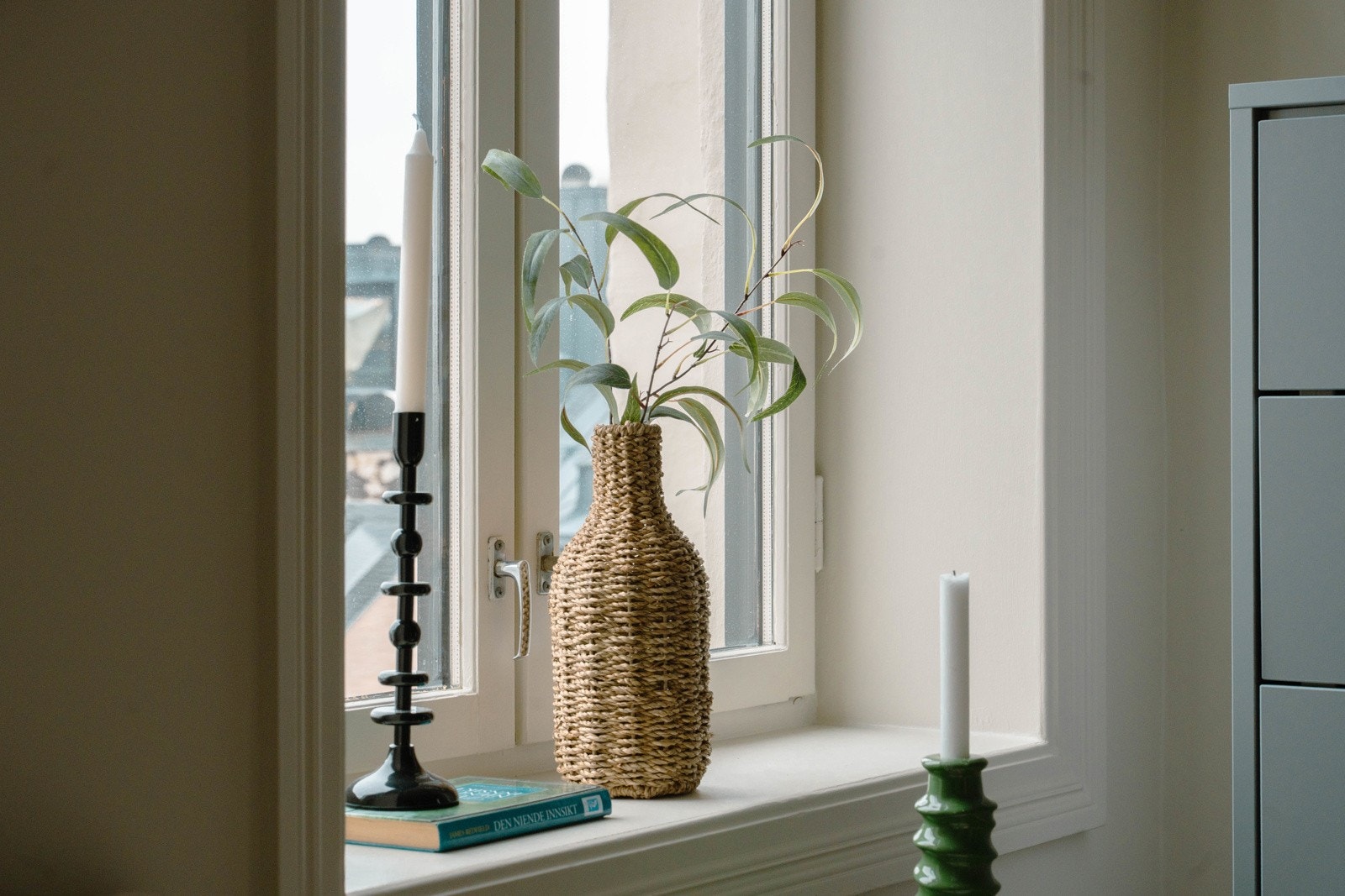 Store vindusflater som slipper inn godt med naturlig lys Galleribilde