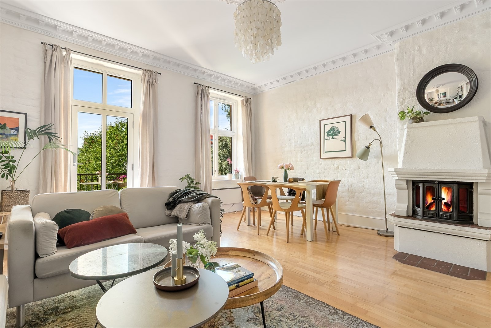 Her er det flotte lysforhold med gjennomlys fra store vinduer mot vest. Galleribilde
