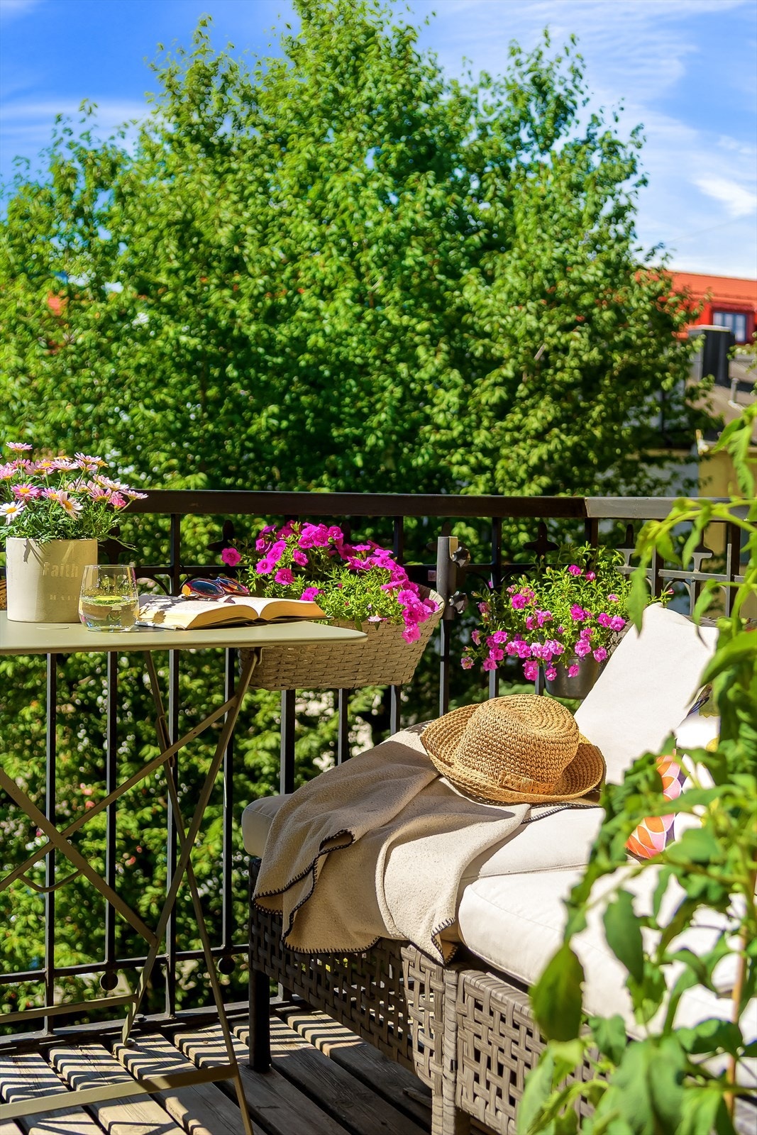 Selger opplyser at det er sol på balkongen fra ca. kl. 12.00 til 20.30 på sommeren. Galleribilde