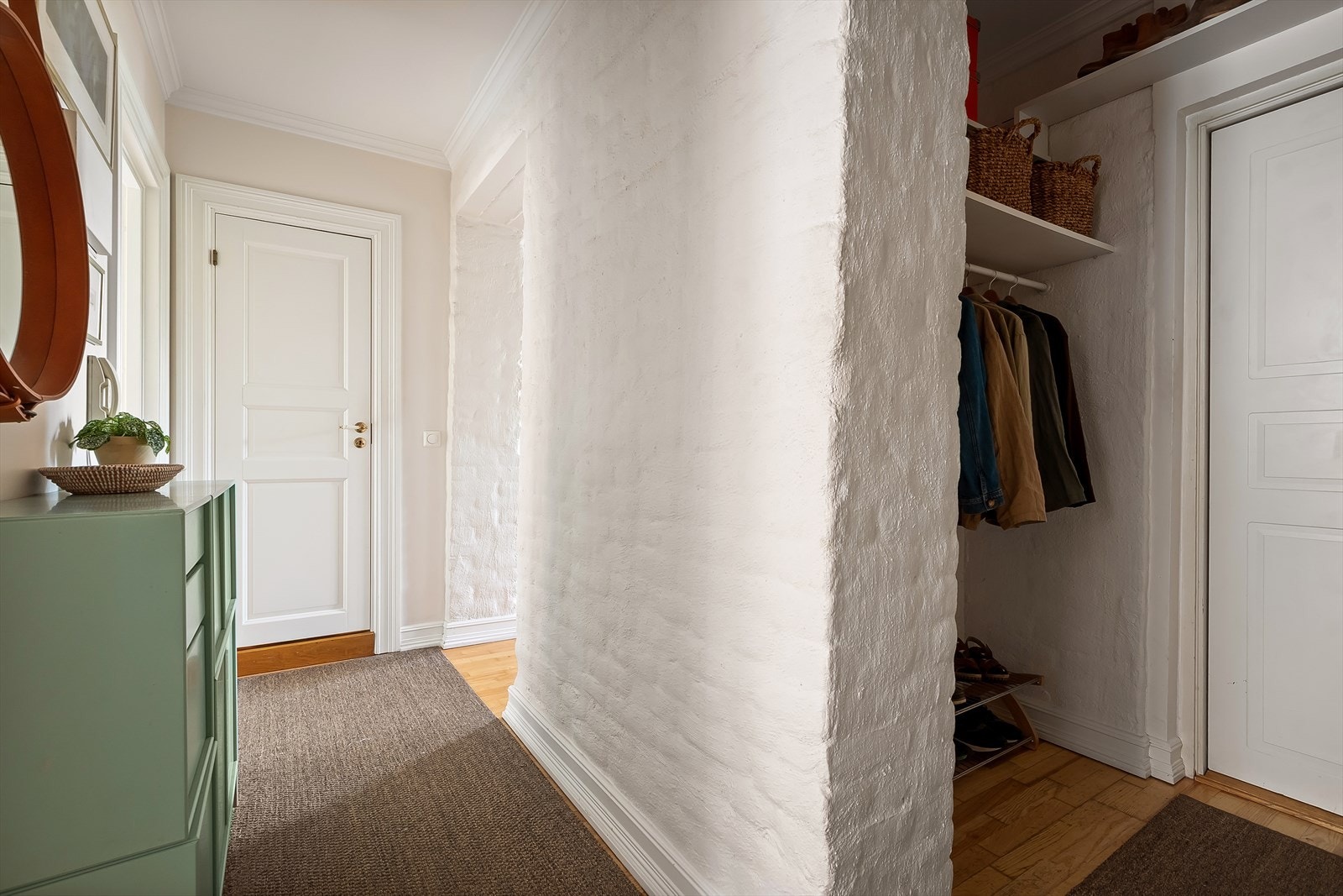 Entréen har god plass til oppheng av yttertøy og plassering av sko. Galleribilde