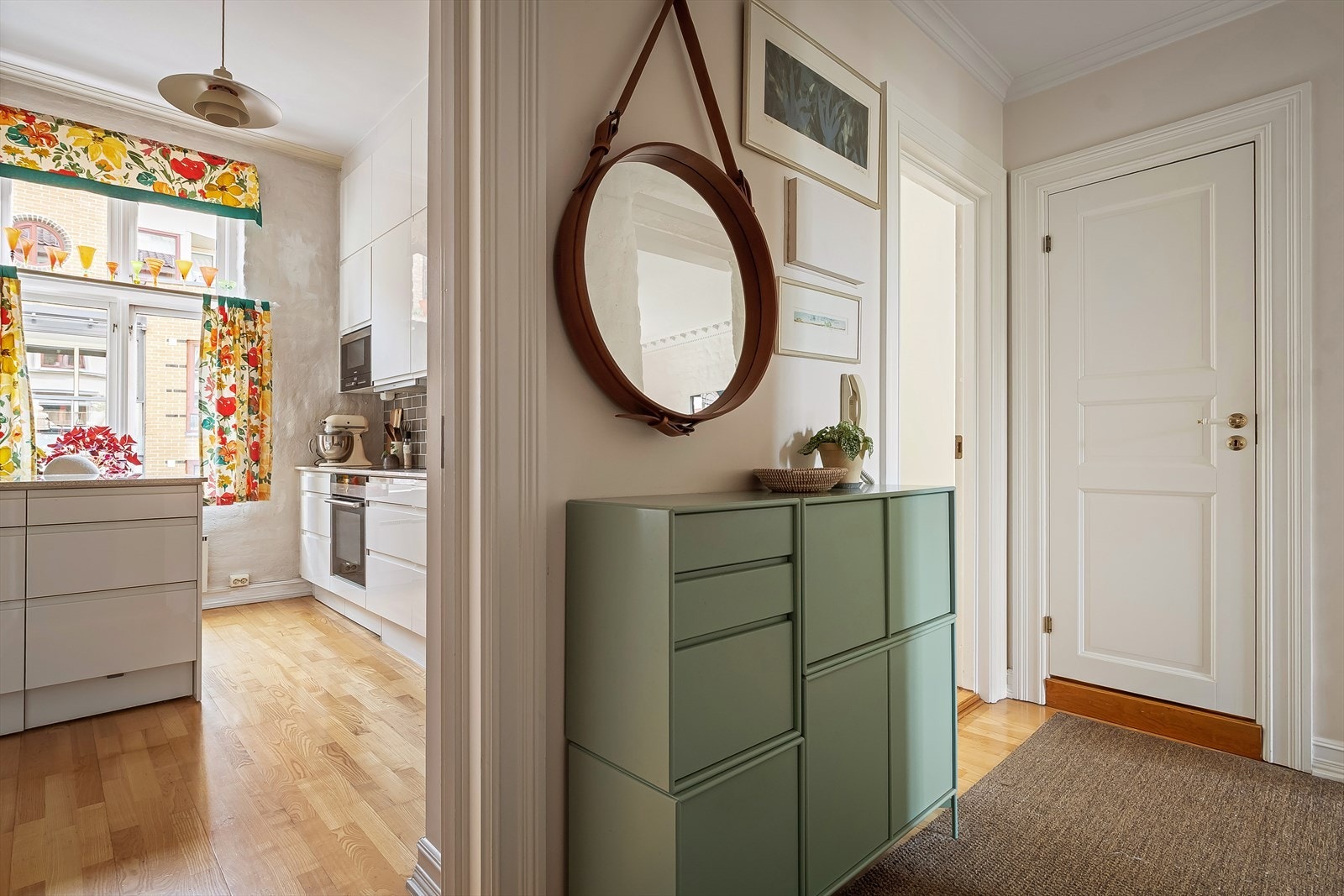 Det er en innvendig bod i gang i tillegg til kjellerbod på ca. 5 m². Galleribilde