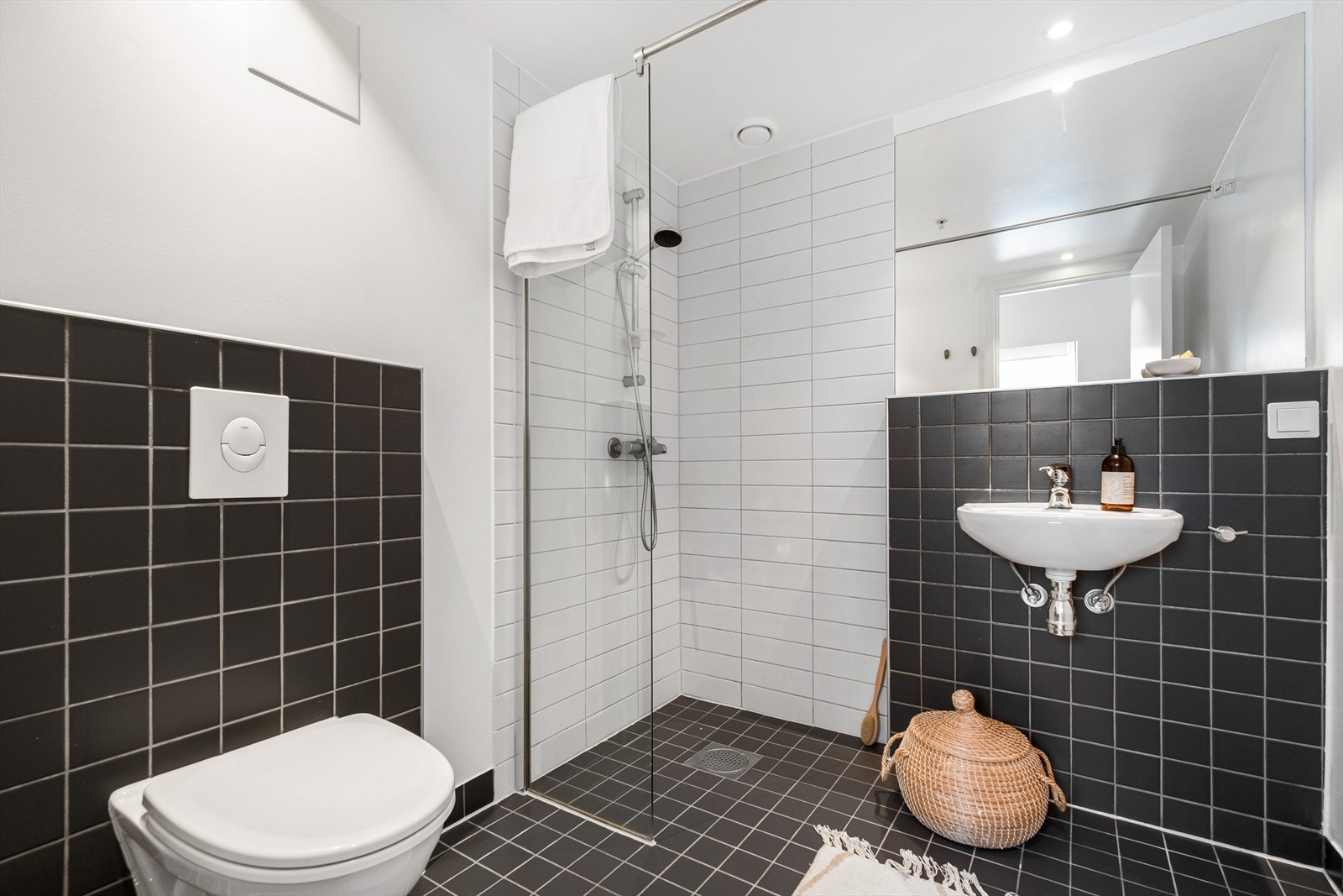 Badet har balansert ventilasjon med mekanisk avtrekk. Galleribilde
