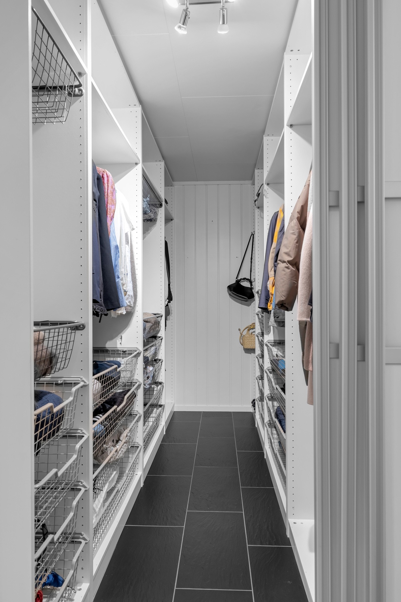 Walk-in garderobe med god skapplass Galleribilde