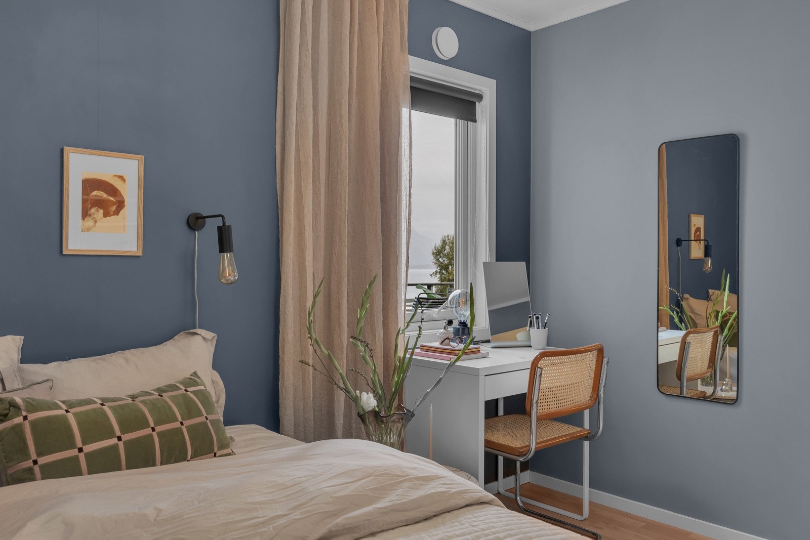 Soverom 1 som er det innerste av soverommene er i underkant av 10m2 Galleribilde