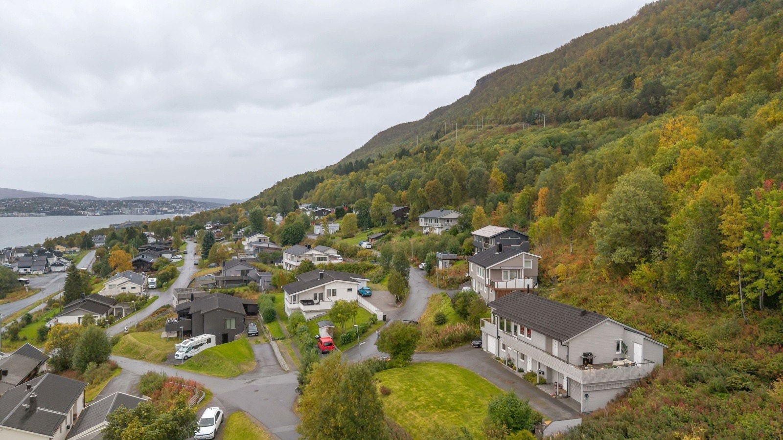 Fra Midtre Solligården 1 er det korte avstander til flott turterreng Galleribilde