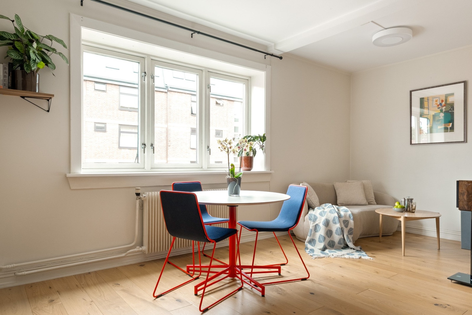 Stuen gir god plass til en fin sofagruppe, mediemøblement, spisestue og annet ønskelig møblement. Galleribilde