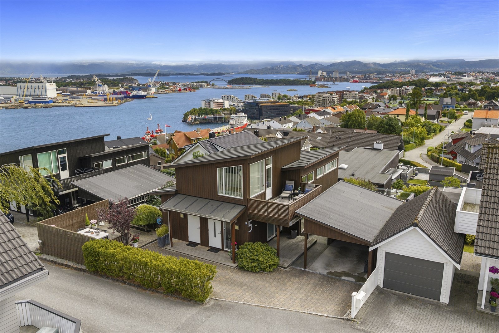 - Det er to uteplasser på vestsiden av boligen som byr på kveldssol, i tillegg til den store terrassen med både morgen- og kveldssol - Galleribilde