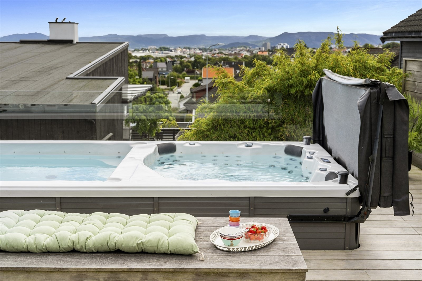 - Her kan man nyte både sommerdager og hyggelige kvelder i jacuzzien med noe godt i glasset - Galleribilde