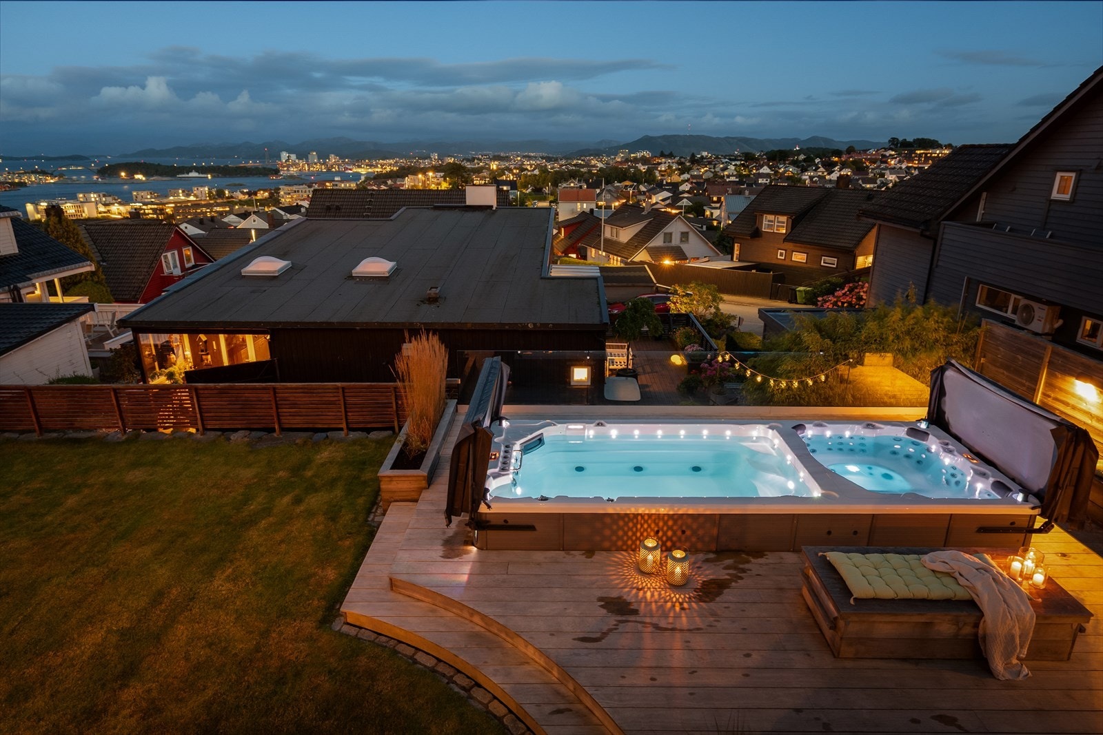 - En lekker arkitekttegnet enebolig med panoramautsikt og motstrømsbasseng med jacuzzi - Galleribilde