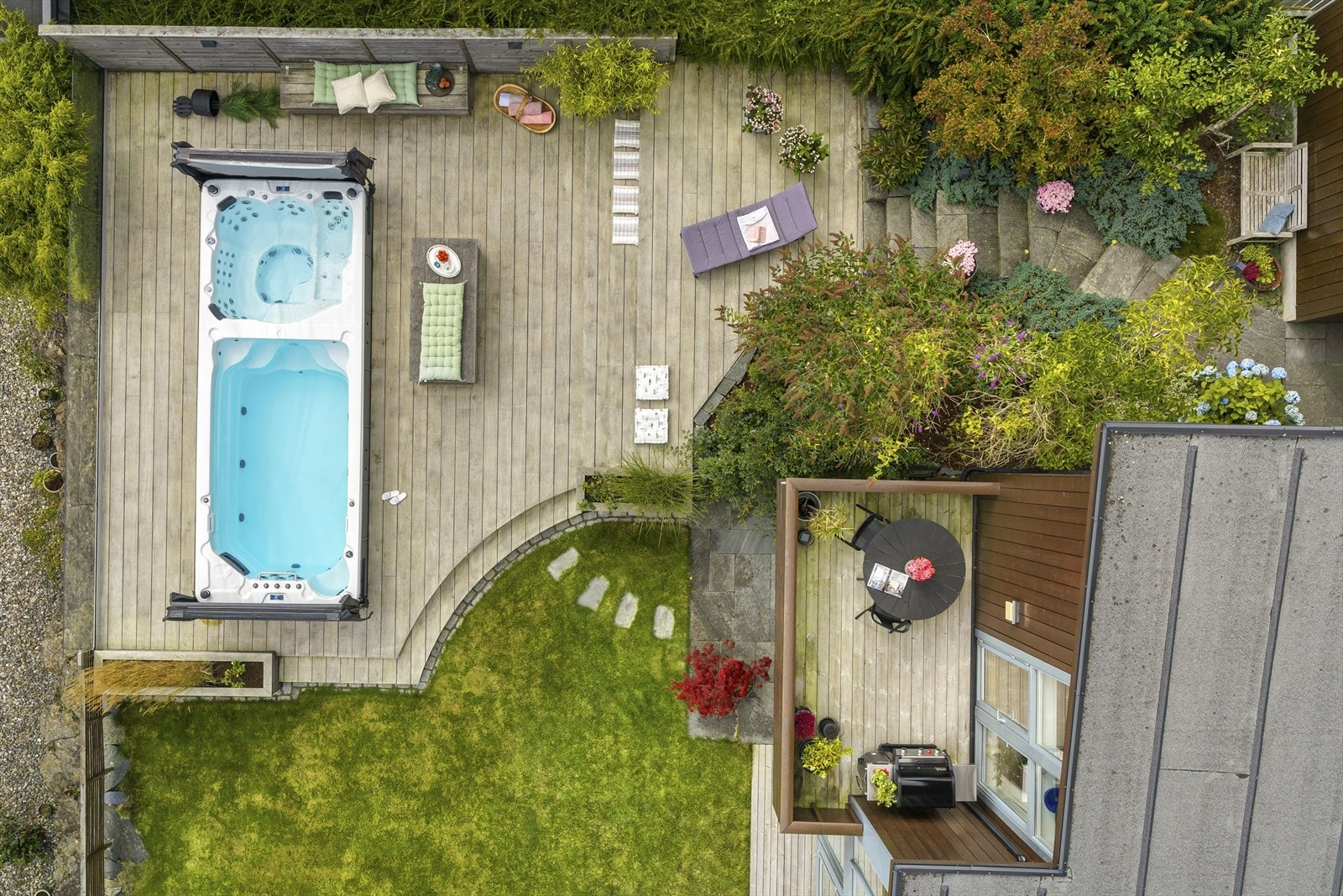 - Bassenget har både motstrømsbasseng og jacuzzi, samt integrert belysning for ekstra stemning - Galleribilde