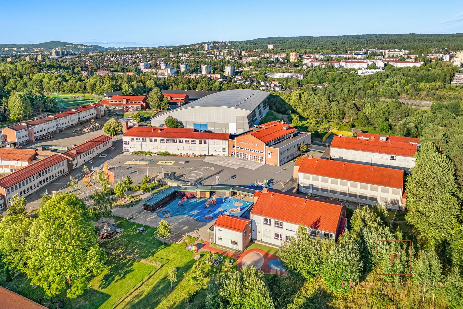 Manglerud skole med en fin beliggenhet i nærheten av ishall, fotballhall, utendørs fotballbane, Østensjøvannet mm. Galleribilde