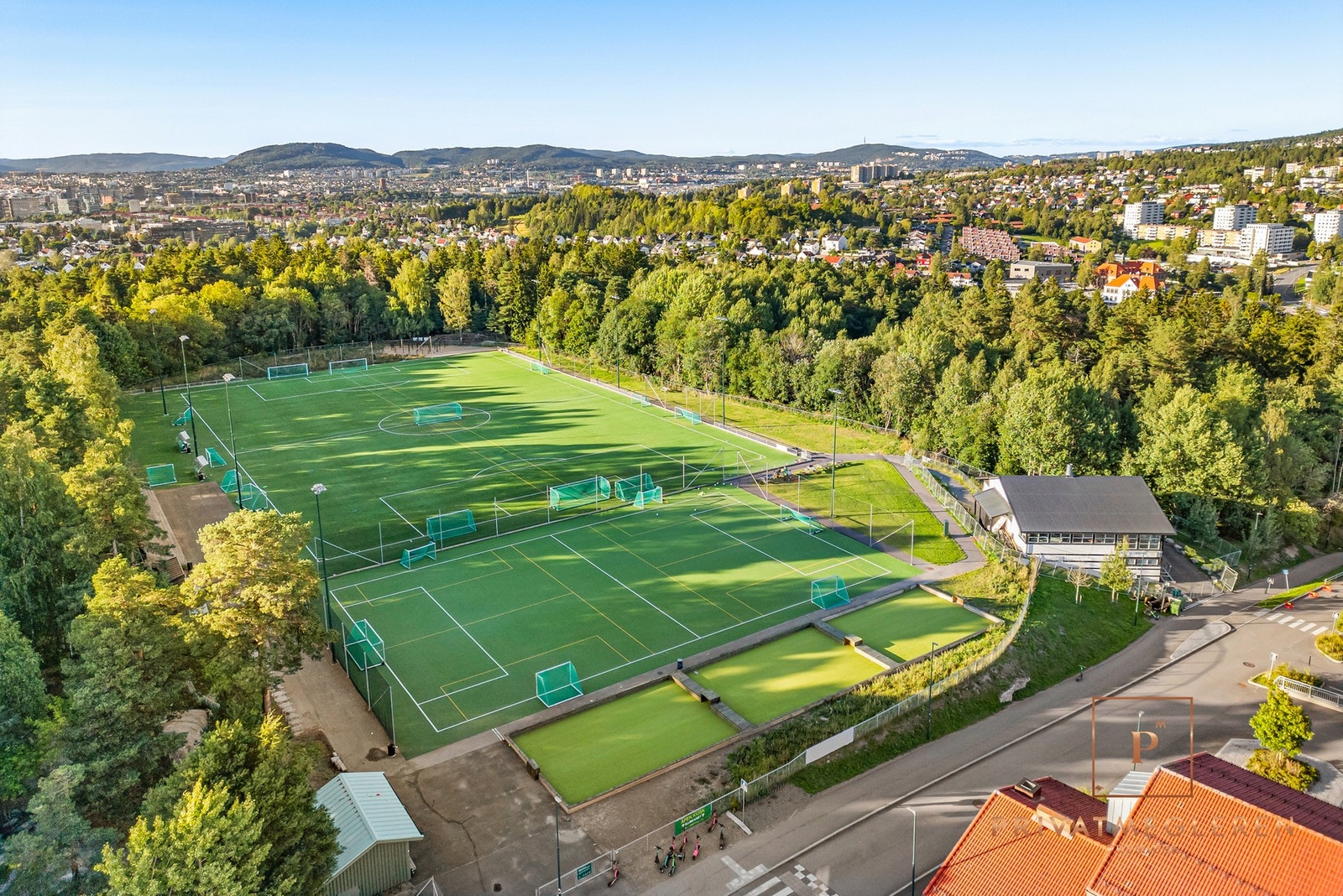 Utendørs fotballbane i bakkant av Manglerud skole Galleribilde