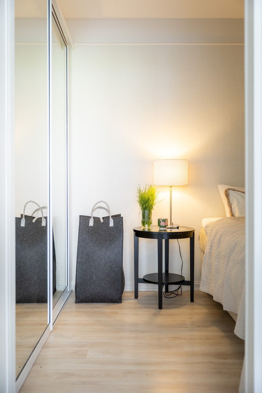 Her er det en stor, plassbygd skyvedørsgarderobe med speilfronter. Galleribilde