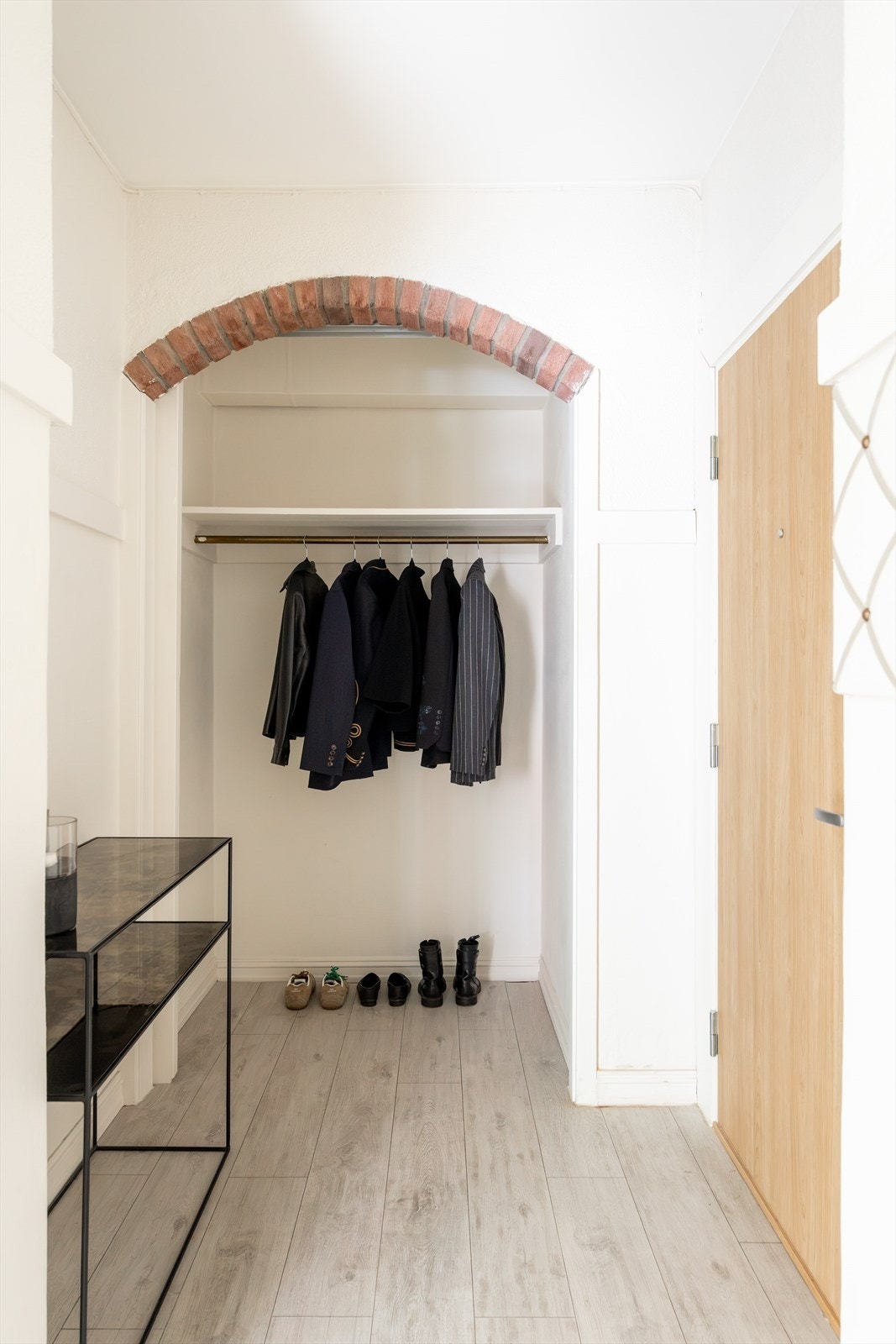 Romslig entré med god plass til yttertøy og sko i nisje. Galleribilde
