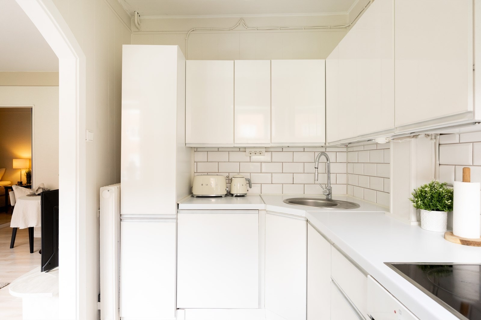Kjøkkenet er utstyrt med kjøl/fryseskap, oppvaskmaskin og stekeovn. Det er opplegg for vaskemaskin. Galleribilde