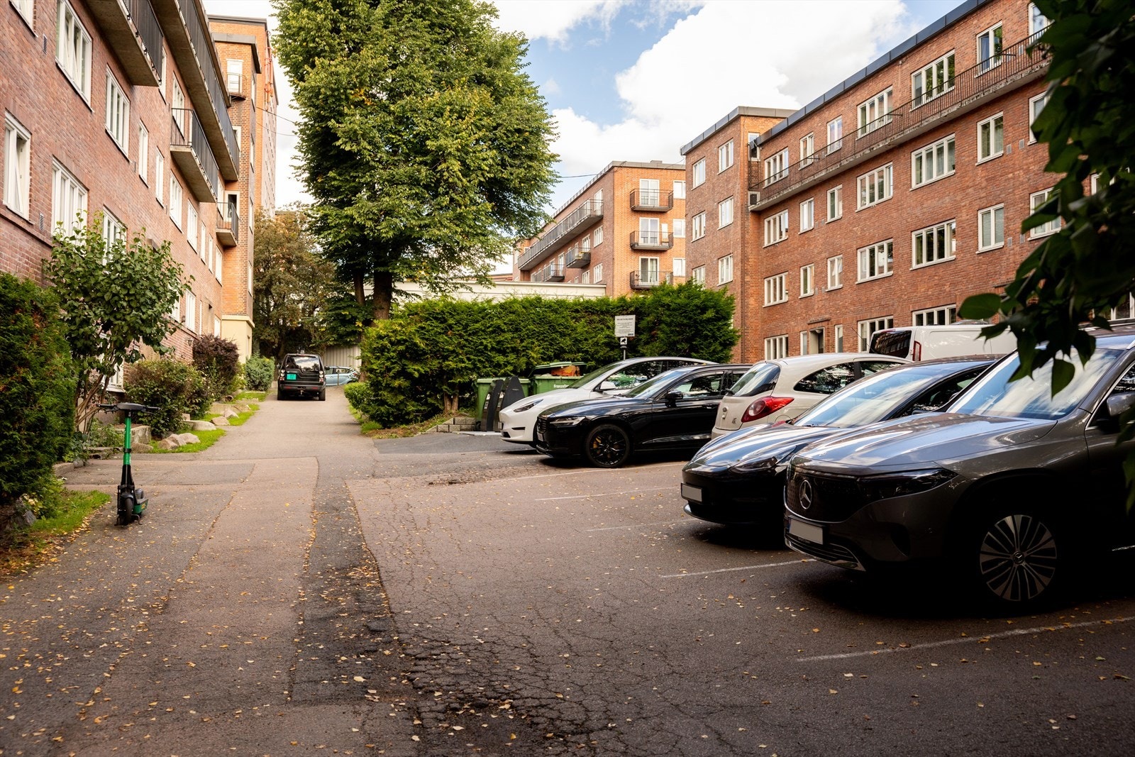 Sameiet disponerer 20 parkeringsplasser for bil og én for motorsykkel. Plassene leies ut etter venteliste. Galleribilde