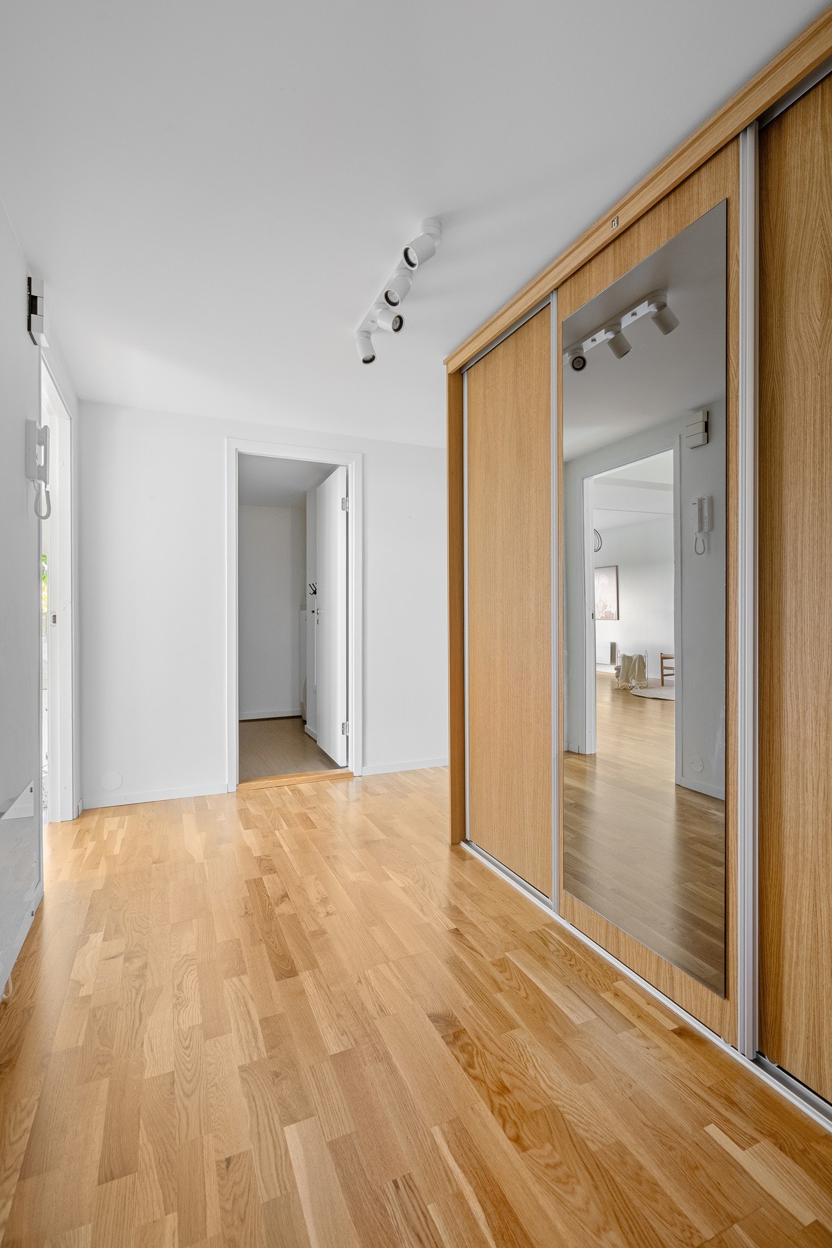 Flott skyvedørsgarderobe fra Hjertviksten Treindustri. Galleribilde