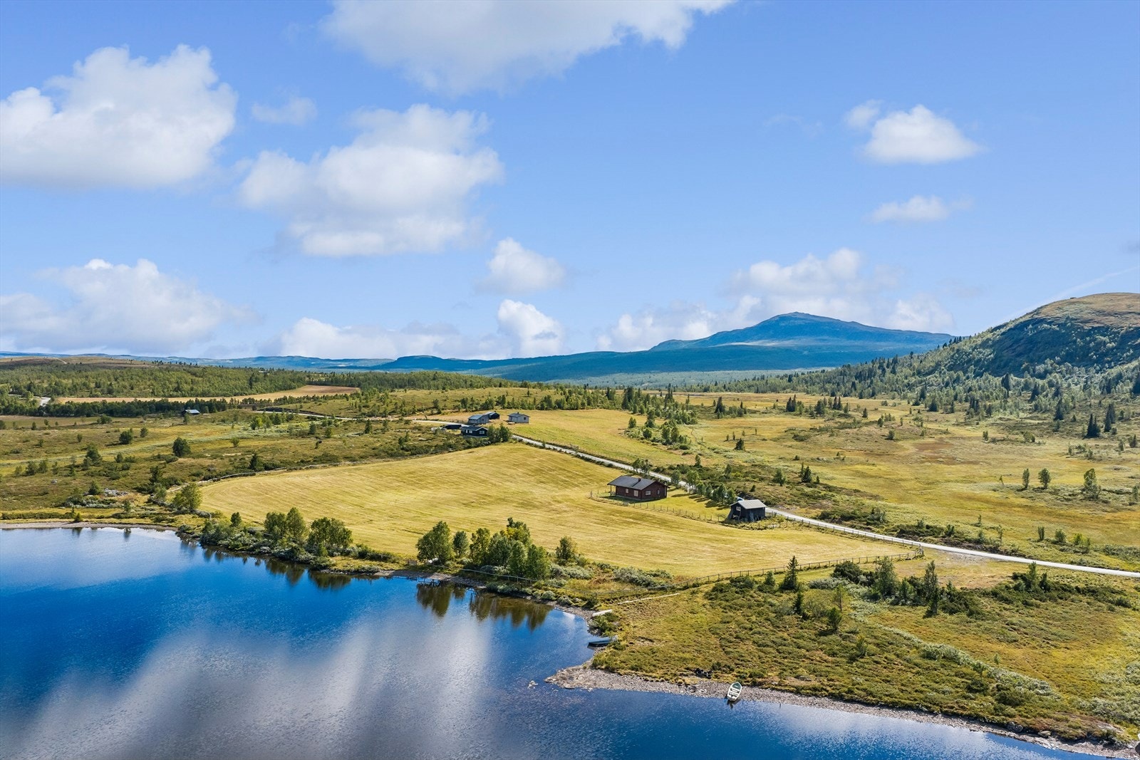 I dette vakre området er en omgitt av fantastisk turterreng på alle kanter. Den populære sykkelruta "Melkevegen" går over Syndin, og vinterstid finner man flotte, oppkjørte skiløyper nær stølslaget. Galleribilde