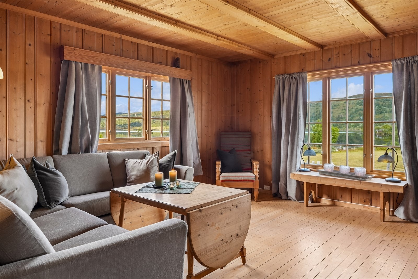 Her kan man sitte i sofaen med nydelig utsikt til glitrende vann og et flott stølsområde. Galleribilde