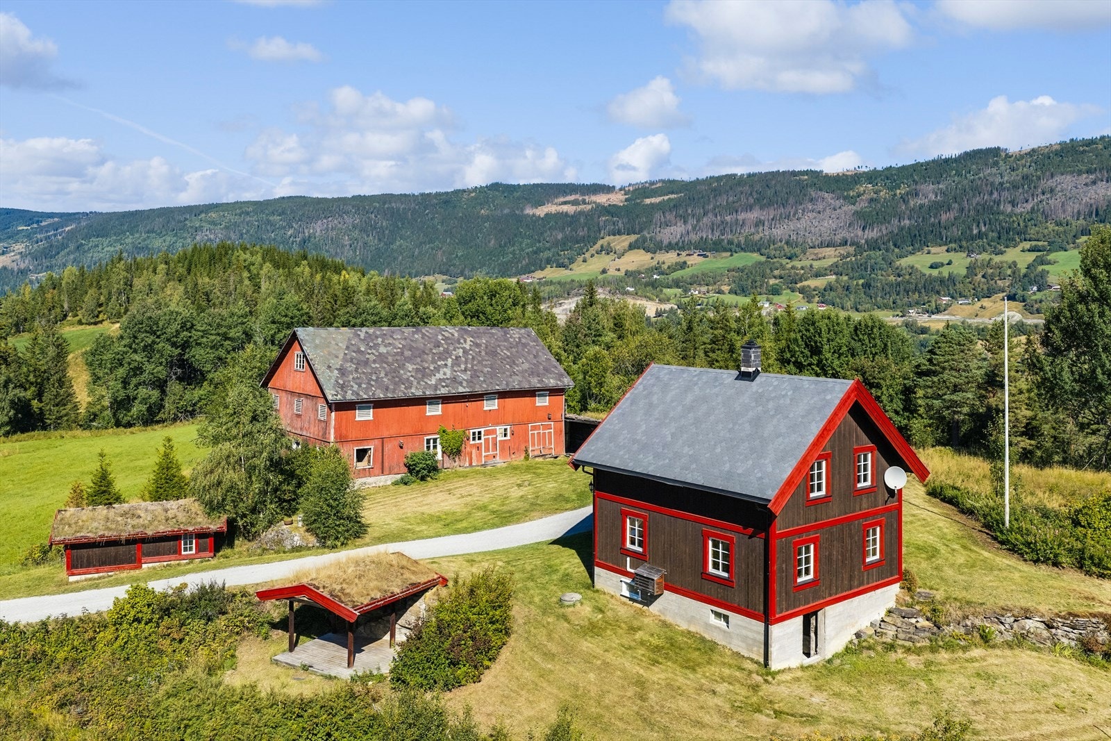 I husets kjeller, som har adkomst fra terreng, er det kjellerrom med god lagringsplass. Galleribilde